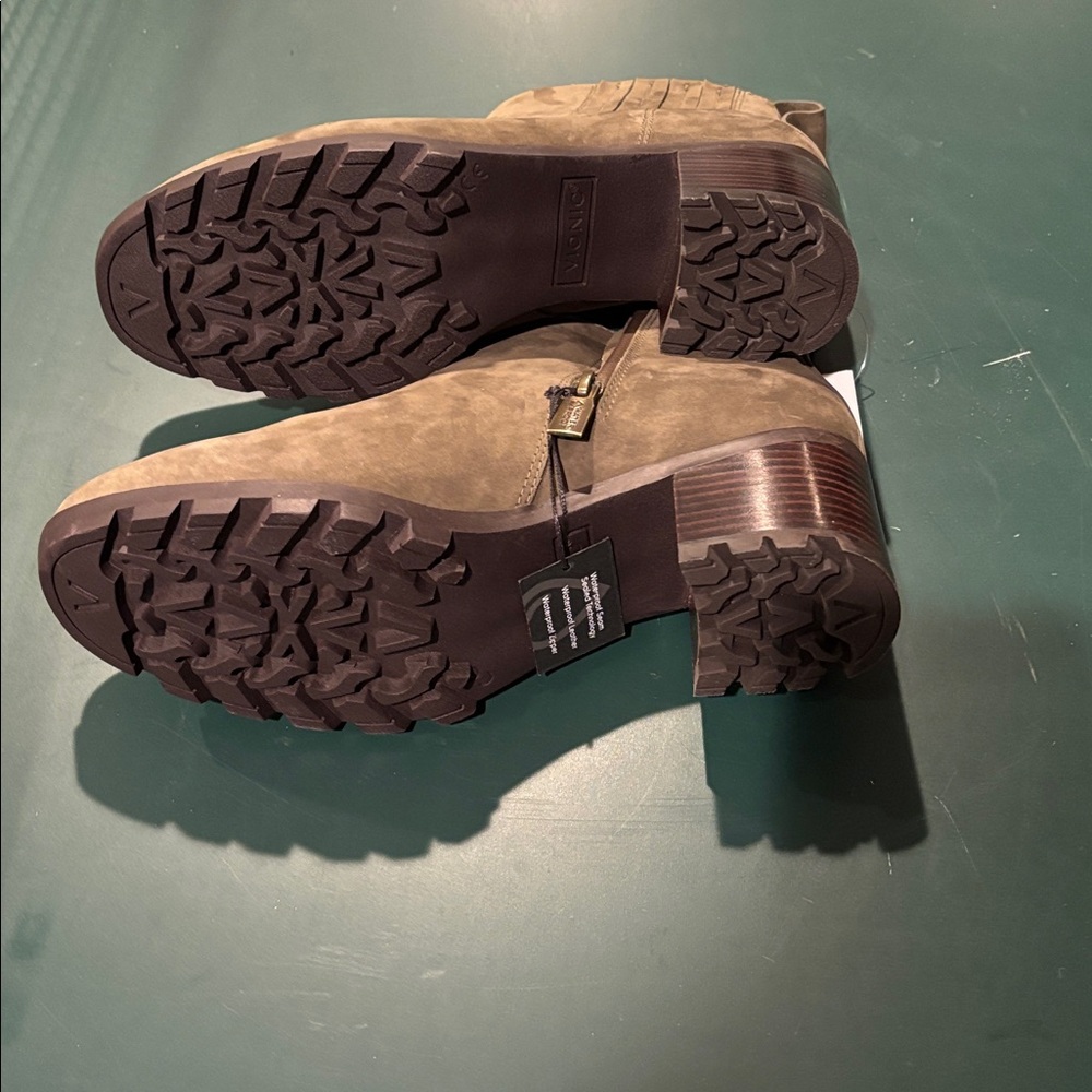 Vionic Women’s Waterproof boot - Picture 3 of 4